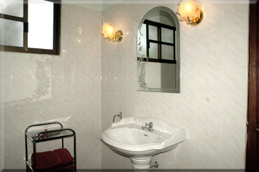 Phuket resort and hotel with easy access to Laem Promthep, Ya-nui and Rawai beach